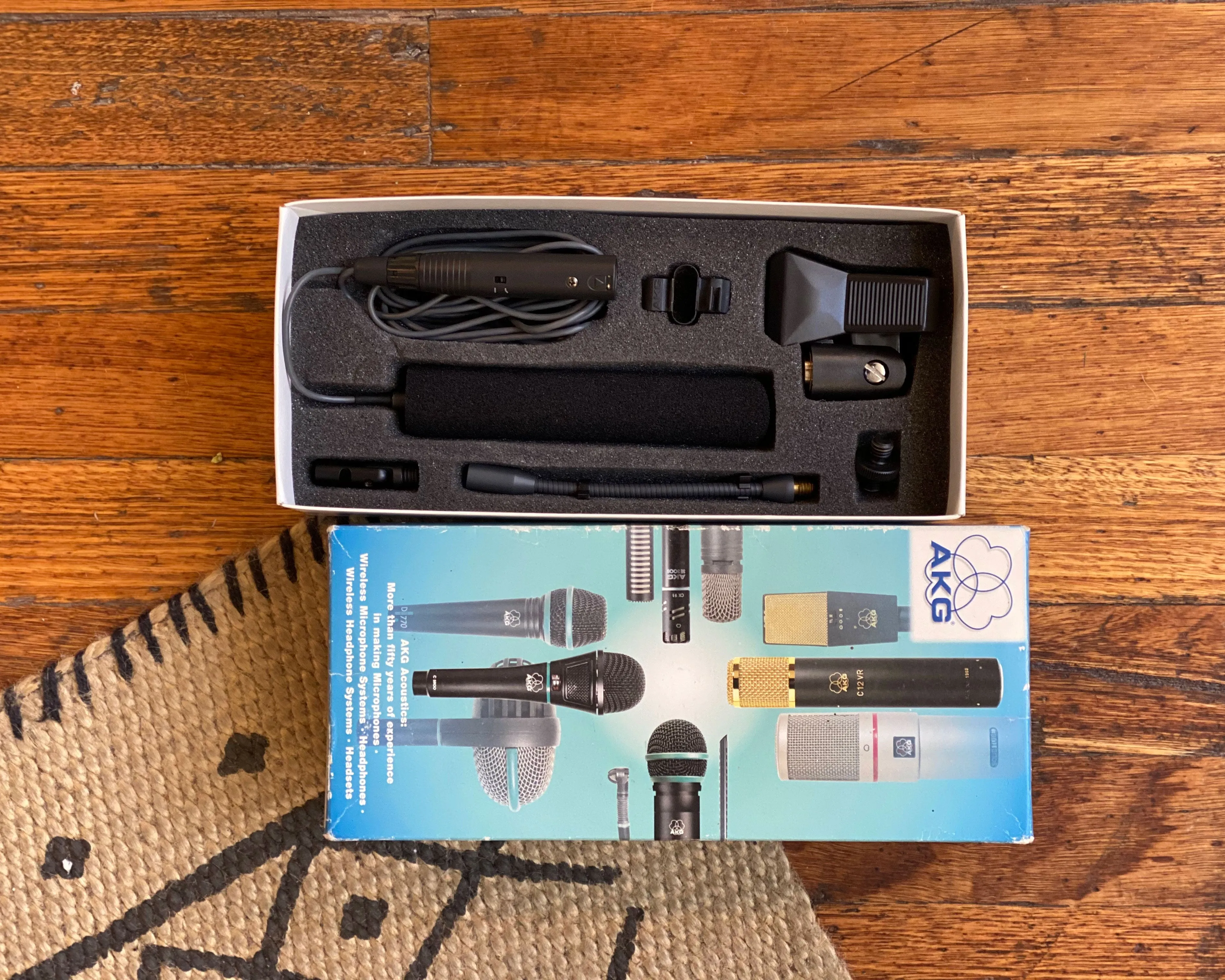 AKG C747