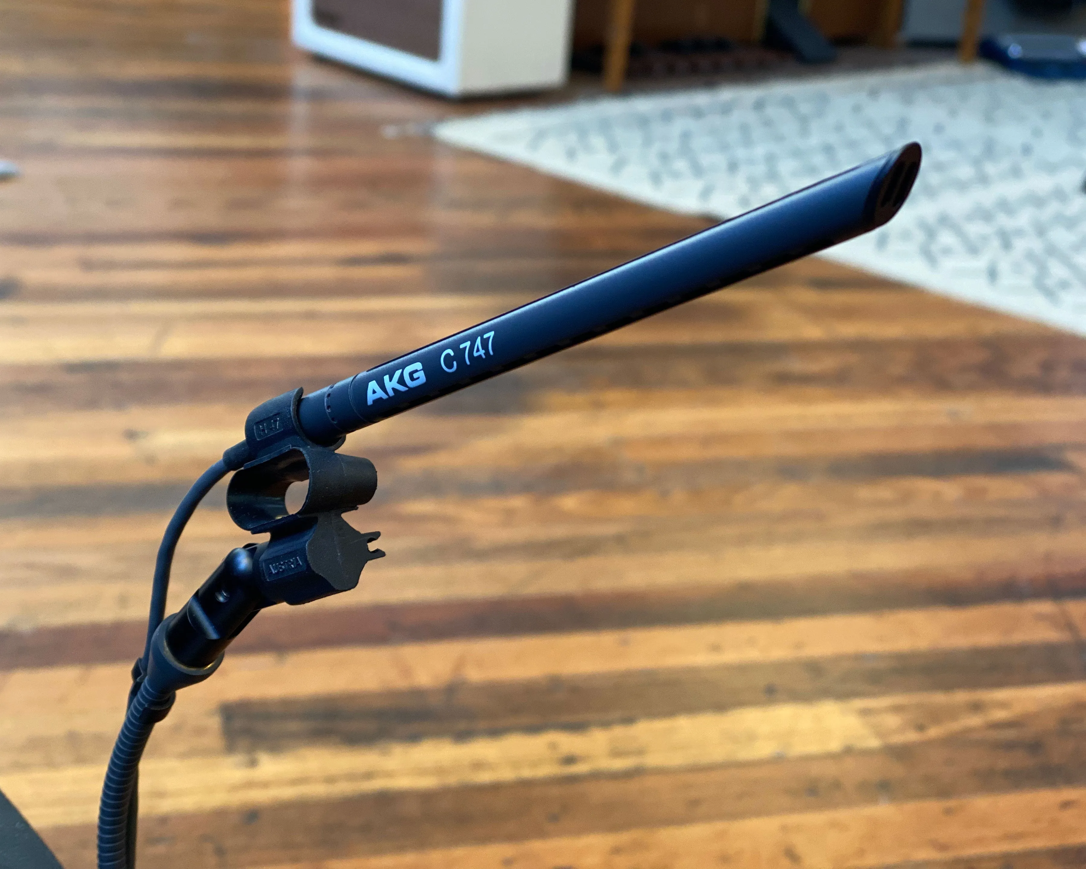 AKG C747