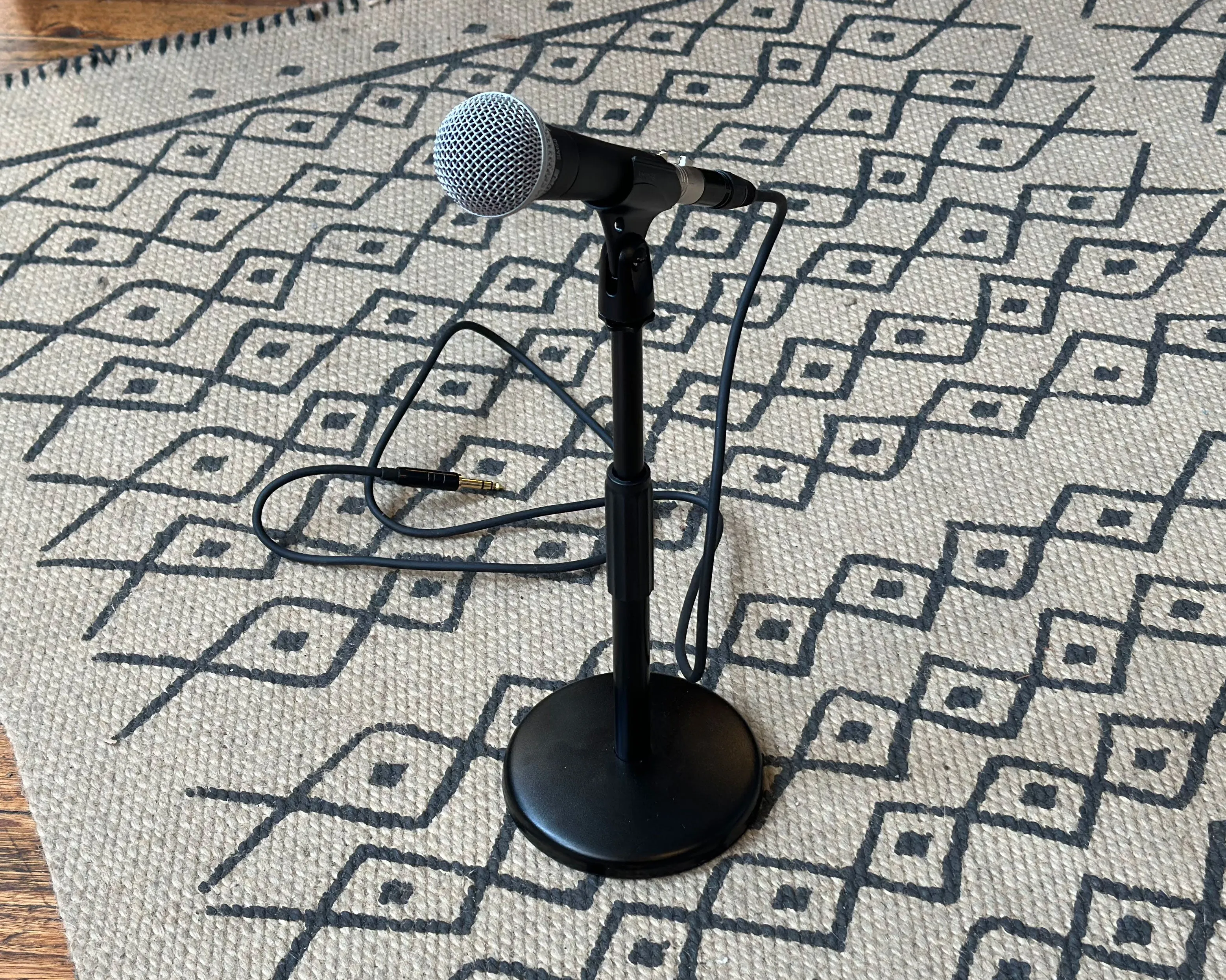 Shure SM58 with desktop stand & cable