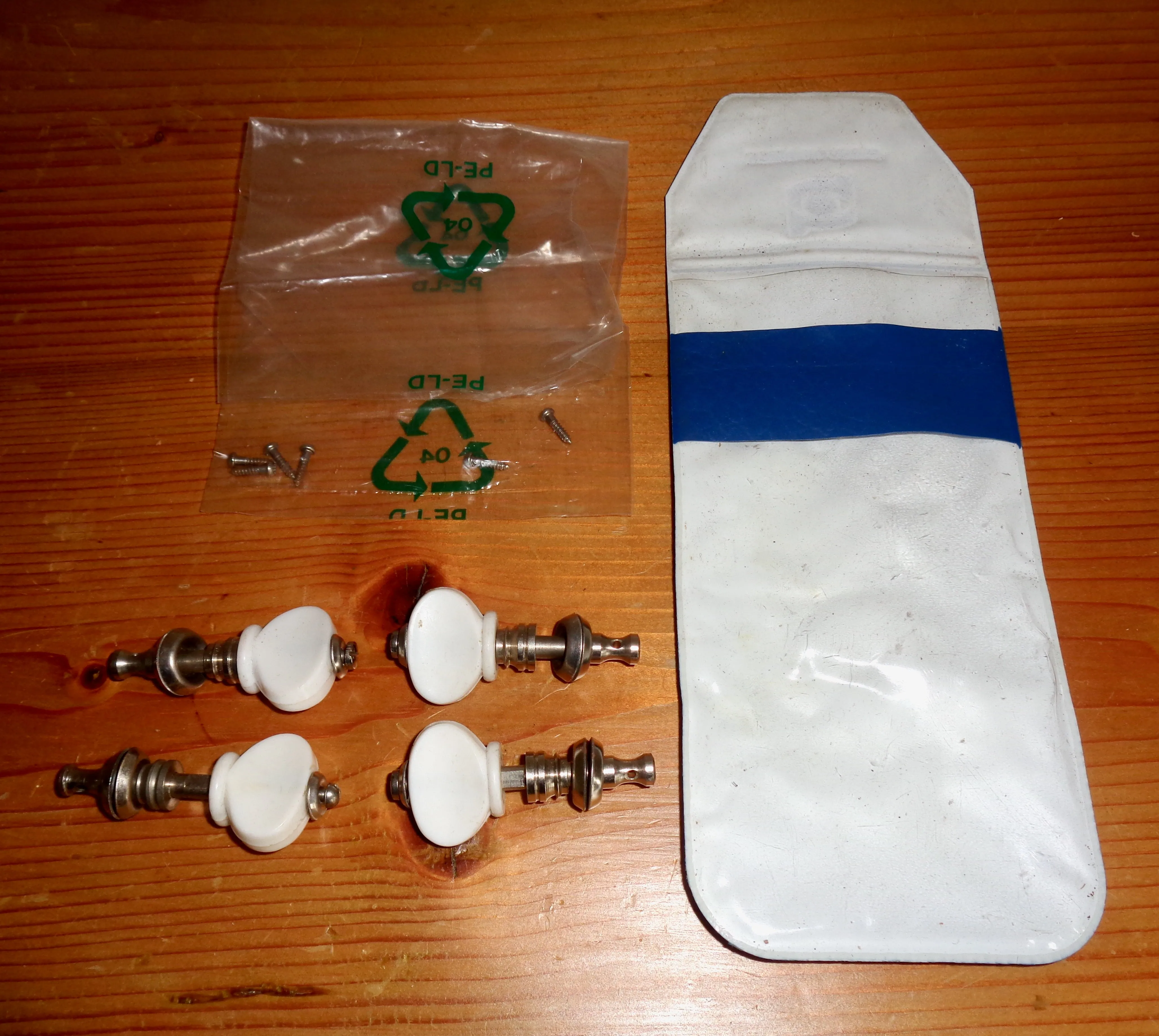 Vintage Set Of Four White Ukulele Tuning Pegs By Norville Group